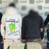 Foto de dos hombres capturados junto a policías