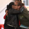 Foto que muestra dos personas abrazadas 