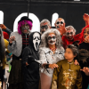 Foto de niños, niñas, adolescentes y adultos disfrazados por Halloween.