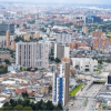 Imagen panorámica de Bogotá donde se evidencia un día soleado. De fondo se ven edificios altos.