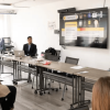 Foto que muestra personas hablando en un salón 