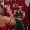 Imagen de una mujer fondo de Bogoshorts con una claqueta y otra grabándola con un celular