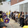 Grupo de personas de una entidad de vocación social dan la bienvenida a invitados especiales con una muestra cultural usando instrumentos musicales. 
