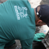 Imagen de un técnico de la Empresa de Acueducto haciendo mantenimiento en un registro o medidor.