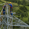 Imagen de dos técnicos de ENEL realizando trabajos de mantenimiento en un poste de energía.