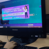 Foto que muestra un computador y unas manos 