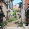 Foto de dos hombres del Ejército en una vía de Ciudad Bolívar