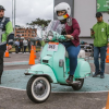 Foto de una mujer en una moto junto a personal de Secretaría de Movilidad en el marco de una actividad