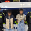 Foto de dos capturados en medio de dos Policías.