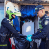 Foto de dos policías inspeccionando el lugar conocido como la 'Casa del Terror' en Suba.