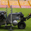 Equipo especializado de mantenimiento y monitoreo de césped ubicado sobre la gramilla del estadio Nemesio Camacho El Campín de Bogotá.