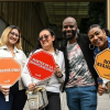 Foto de grupo de personas con carteles llamativos en torno a los diferentes gentilicios de los habitantes de Bogotá. 