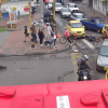 Ambulancia junto a una motocicleta caída en una intersección de la avenida Caracas con calle 33 Sur, mientras ciudadanos, ciclistas, motociclistas y vehículos permanecen en el lugar.