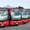 Foto de varios buses de TransMilenio en una vía de Bogotá