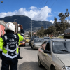 Foto que muestra carros y un policía