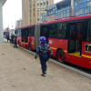 Foto de un bus de TransMilenio y un agente de tránsito en una vía de Bogotá 
