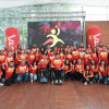Grupo de deportistas del Equipo Bogotá posa para una foto durante un homenaje, frente a una pantalla con el logo de los Juegos Suramericanos y elementos de escenografía institucional.
