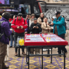 Foto que muestra personas hablando en la calle 