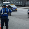 Foto de un agente de tránsito en una vía de Bogotá donde están varios vehículos