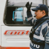 Foto de un agente de tránsito en una vía de Bogotá