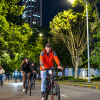 Imagen de varias personas transitando por una vía de Bogotá en su bicileta en la ciclovía nocturna.