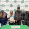 Foto de cuatro capturados esposados, en medio de dos policías.