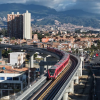 Foto de un tren del Metro de Bogotá en el viduacto