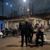 Foto de Gestores del Orden y policías verificando una moto eléctrica robada.
