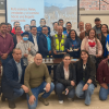 Grupo de participantes y funcionarios durante una jornada de capacitación sobre riesgo sísmico organizada por IDIGER.