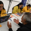 Foto que muestra personas hablando 