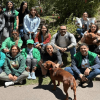Grupo de participantes del programa Vecinos Buena Pata junto a perros de compañía durante una jornada comunitaria de bienestar animal en Bogotá junto al Instituto Humboldt.