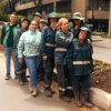 Trabajadores del Jardín Botánico de Bogotá posan junto a plantas recién sembradas en el separador vial de la calle 85, en Chapinero.