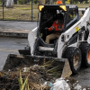 Foto que muestra un tractor recolectando basuras 