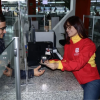 Foto de un funcionario ayudando a un ciudadano 