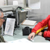 Foto de un funcionario ayudando a un ciudadano 