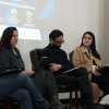 Foto que muestra personas sentadas en una tarima 