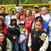 Foto de evento en la La Quebrada las Delicias donde se observa al alcalde Carlos Galán rodeado de comunidad. 
