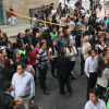Imagen de referencia al Simulacro Bogotá 2026 donde se muestra a un grupo numeroso de personas reunidas en un espacio urbano al aire libre, distribuidas sobre una vía peatonal y zonas aledañas.