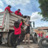 Foto de funcionarios del Distrito en un operativo de limpieza 
