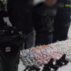 Foto de un capturado junto a la Policía