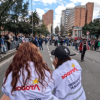 Foto de gestoras de diálogo acompañando una marcha en Bogotá.