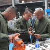 Foto que muestra tres hombres con el uniforme del SENA 