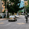 Foto que muestra un vehículo y una persona montando bicicleta