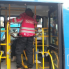 Foto de un gestor de convivencia en un bus