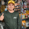 Foto que muestra un hombre sonriendo 