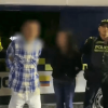 Dos capturados en medio de dos Policías.
