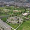 Parque El Tunal en Bogotá desde una vista aérea, con amplias zonas verdes, senderos peatonales, áreas recreativas y escenarios para la práctica deportiva rodeados de vegetación.