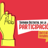 Ilustración de una mano amarilla levantada sobre fondo rojo. A la derecha aparece el texto “Semana Distrital de la Participación” acompañado de elementos gráficos en color rojo, blanco y amarillo.