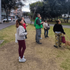 Personas participantes en una jornada comunitaria junto a una zona verde del humedal Jaboque, durante una actividad de apropiación ambiental liderada por el Jardín Botánico de Bogotá en Engativá.