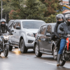 Foto que muestra vehículos andando por las calles